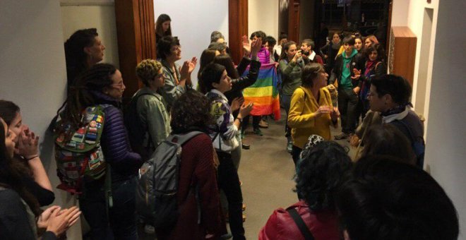 Un grupo de 40 mujeres obliga a pedir perdón a un hombre que insultó a una pareja de lesbianas