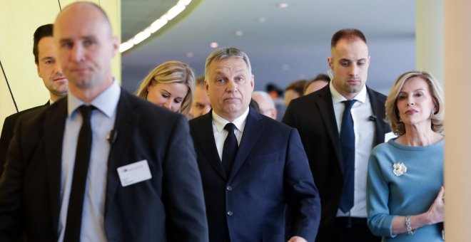 El PP se desmarca de los conservadores europeos que piden la expulsión del xenófobo Orban de su grupo