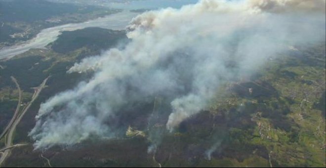 El incendio de Rianxo quema más de 850 hectáreas y se acerca a las viviendas