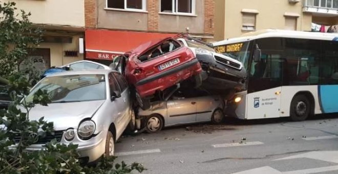 Un autobús arrolla a varios coches en Málaga tras una parada cardíaca del conductor