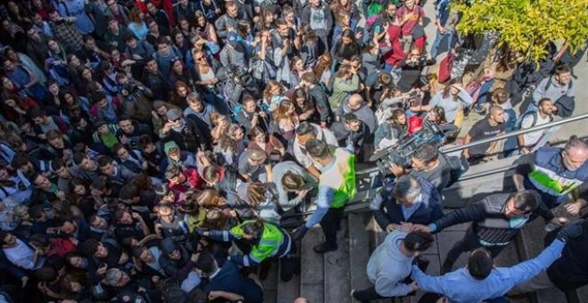 Protestas y tensión por la presencia de Cayetana Álvarez de Toledo en un acto en la Universidad Autónoma de Barcelona