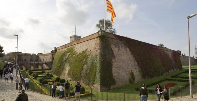 Barcelona desaloja a la asociación franquista instalada en el Castillo de Montjuïc