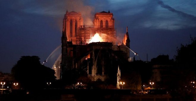 Un incendio devasta la catedral de Notre Dame y otras noticias que debes leer para estar informado este martes 16 de abril