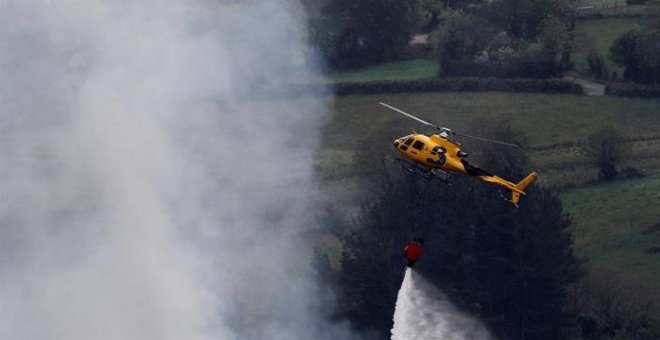 Los bomberos estabilizan el incendio en la Sierra de Sollera aunque hay varios focos activos