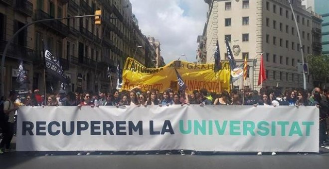 Estudiantes se manifiestan en Barcelona para reclamar una rebaja de las tasas universitarias