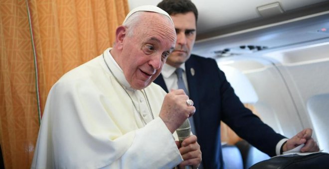 El papa firma una ley que obliga a denunciar los abusos