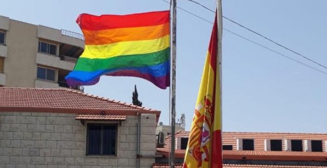 La Embajada de España en Líbano iza la bandera arcoiris en un país que persigue y castiga al colectivo LGTBI