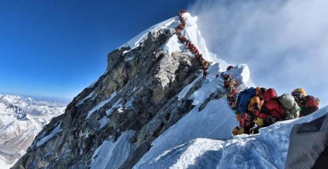 El impresionante atasco humano para tocar la cima del Everest
