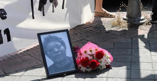 El único médico juzgado por la muerte de Samba Martine admite que no le preguntó si tenía VIH y que pensaba que padecía gripe