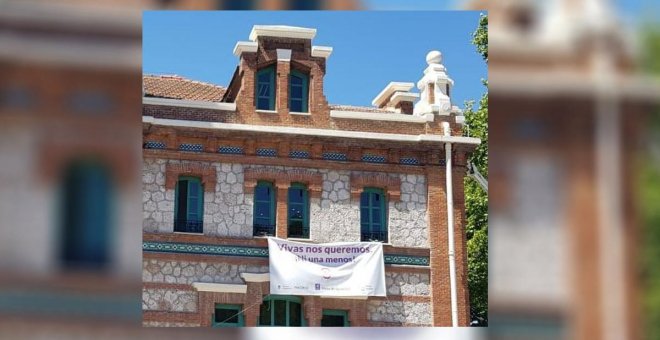El PP retira las pancartas contra la violencia machista y las de 'Welcome refugees' de los edificios municipales de Madrid