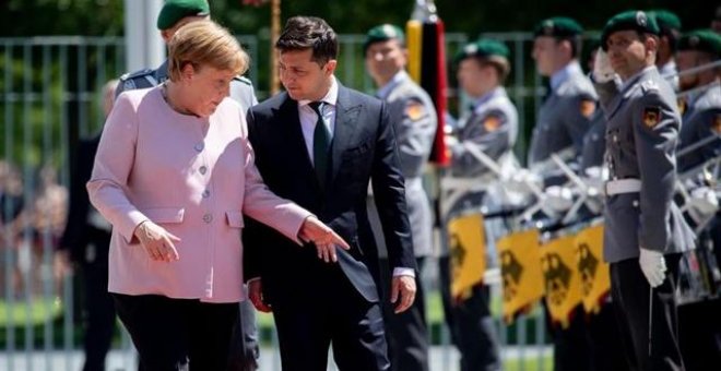Merkel sufre espasmos durante un acto oficial en Berlín