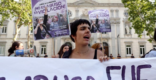 Feministas se concentran frente al Supremo para decir "¡Basta ya de justicia patriarcal!"