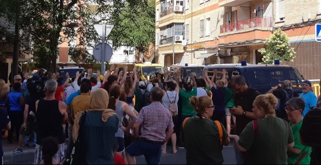 La Policía ejecuta el desahucio de una mujer y sus dos hijos, uno enfermo, en Parla