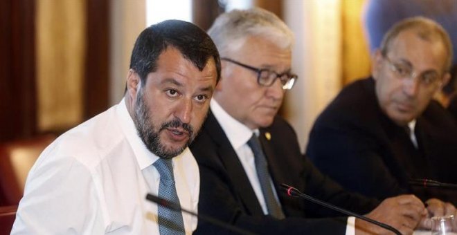 Salvini prohíbe desembarcar a 135 migrantes en un nuevo desafío a la Unión Europea