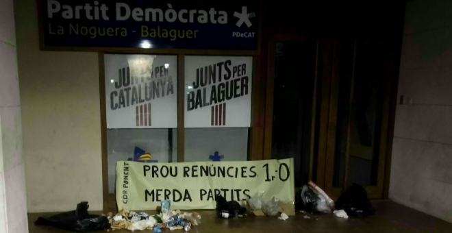 Los CDR dejan basura y excrementos frente a sedes del PDCAT y ERC en varios municipios catalanes