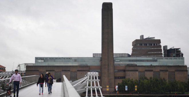 Un adolescente arroja a un niño de seis años desde lo alto del Tate Modern