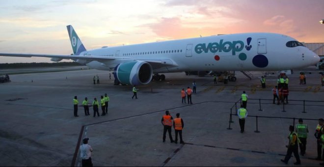 Atienden a 16 pasajeros heridos en Barajas por turbulencias en un avión