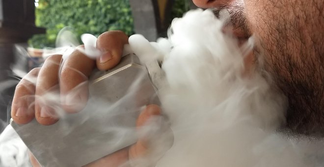 Los cigarrillos electrónicos, incluso sin nicotina, dañan los vasos sanguíneos