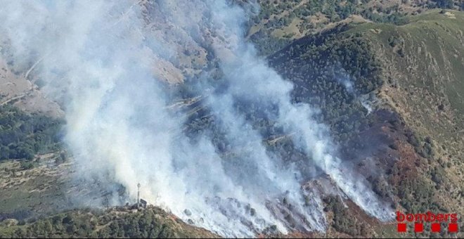 Un incendio forestal quema 10 hectáreas del Serrat d'Escobedo (Lleida), de difícil acceso