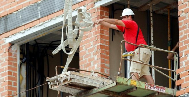 Denuncian la muerte de un obrero sin contrato al caer de un andamio en València