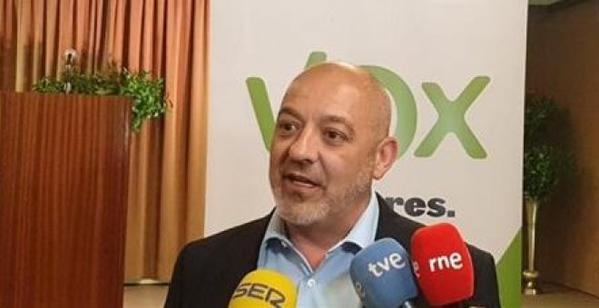 Un diputado de Vox recita el 'Cara al Sol' en el Parlamento de Baleares y asegura que es "una canción alegre y exenta de odio"