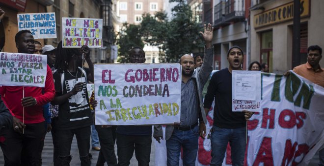 Vidas detenidas y negocio con los desesperados ante la falta de citas en Extranjería para trámites fundamentales