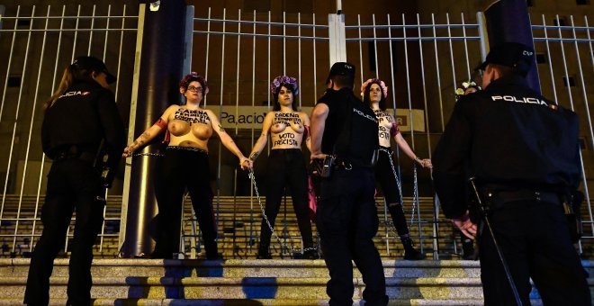 Femen se encadena en Vistalegre para decir que Vox "amenaza la democracia"