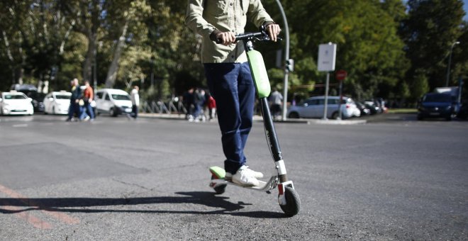 Una mujer recibe una multa de cien euros por circular en patinete eléctrico por la AP-9