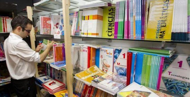 Asociaciones de padres y madres impulsan una demanda contra los editores por el precio de los libros de texto