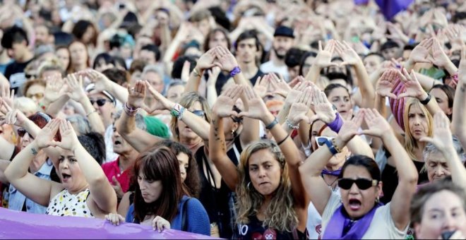 El juez envía a prisión a los dos acusados de violar a dos jóvenes en un piso de Manresa