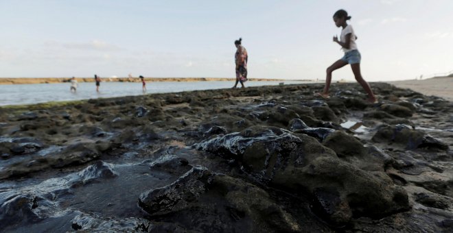 Bolsonaro insinúa que el petróleo que afecta a 132 playas de Brasil es un ataque deliberado