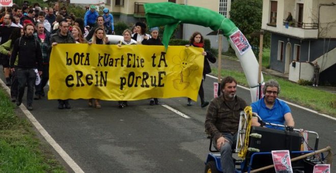 "Tiremos el cuartel y plantemos puerros": la marcha antimilitarista vasca cumple 30 años