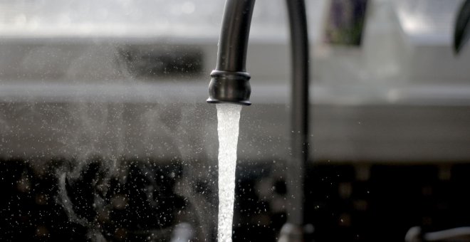 Beber agua de grifo es mucho más barato y no causa contaminación por plástico