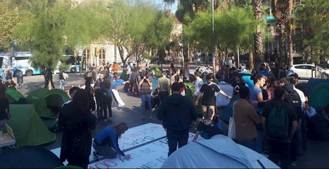 Estudiantes acampan en la plaza Universidad de Barcelona por la "represión"