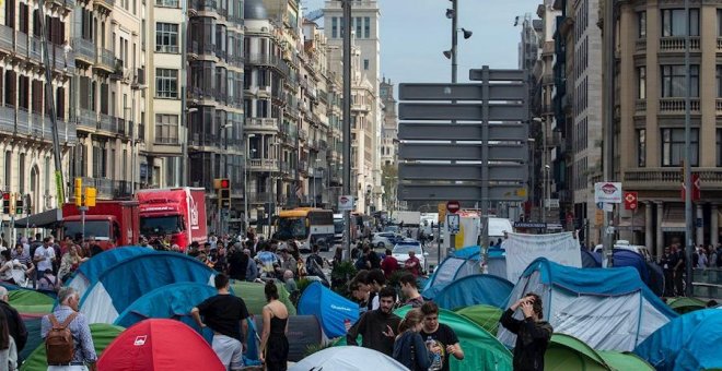 Los jóvenes acampados en Barcelona cumplen una semana "sin intención" de irse