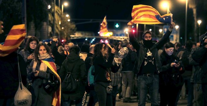 Unas 2.000 personas participan en Barcelona en una cacerolada contra la visita del rey