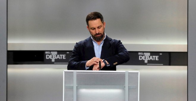 Ilegalizar partidos, expulsar a inmigrantes y disolver las autonomías: la noche “patriótica” de Abascal