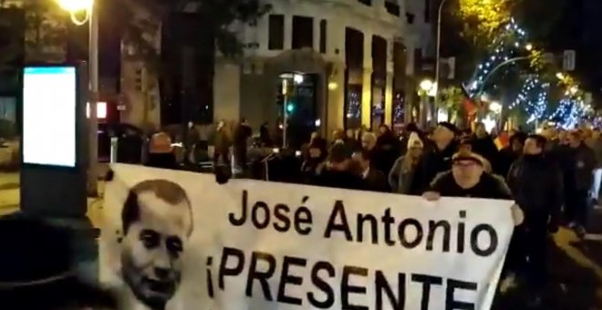 La Falange se manifiesta frente a la casa de Primo de Rivera y marcha hacia el Valle de los Caídos