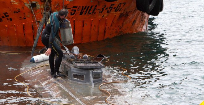 El 'narcosubmarino' se hunde tras ser remolcado a puerto gallego