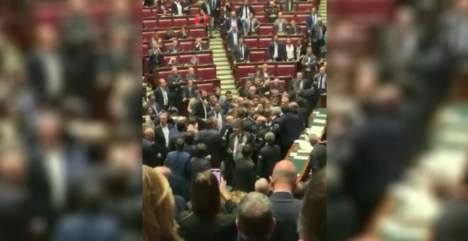Diputados italianos se pelean en el Parlamento: "Un espectáculo vergonzoso"