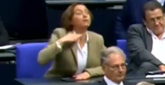 Una diputada ultraderechista alemana hace el gesto de degollar durante la intervención de un socialista
