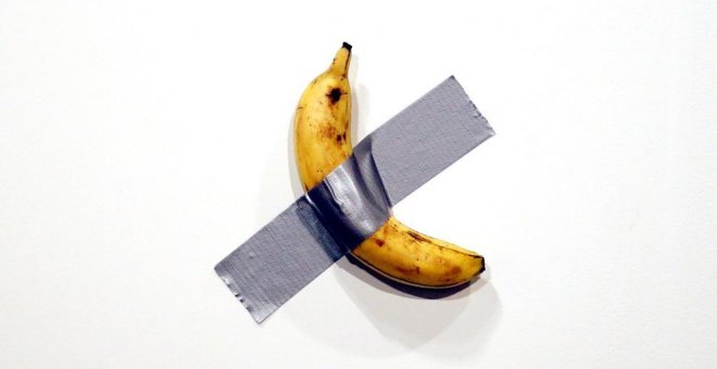 Venden por 120.000 dólares un plátano pegado con cinta americana a una pared