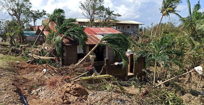 Al menos 24 muertos por el paso del tifón 'Úrsula' en Filipinas