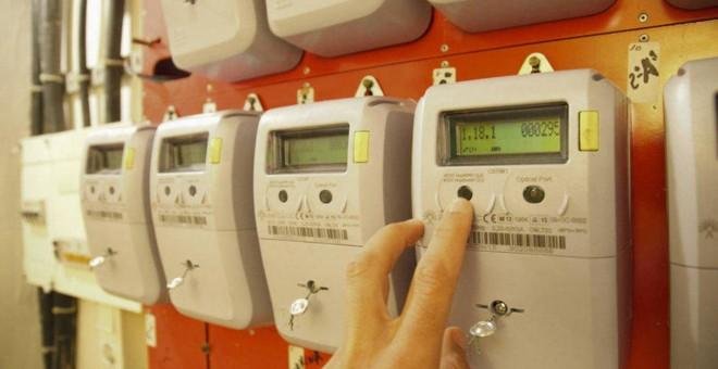 El recibo de la luz afloja, pero poco, tras dos décadas de subidas desbocadas