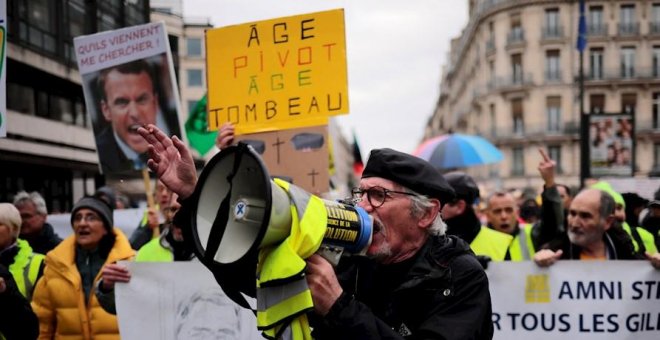 Sindicatos y chalecos amarillos desafían a Macron y vuelven a las calles en navidades