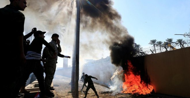 Centenares de manifestantes rodean y asaltan la Embajada de EEUU en Bagdad