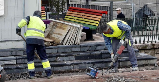 PP y Cs retiran los 'bancos arcoíris' de Oviedo instalados por el anterior Gobierno