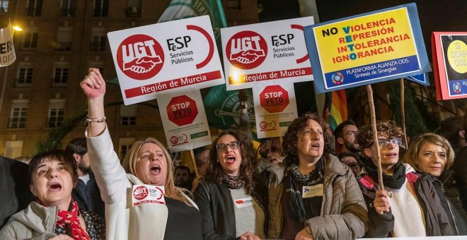 Un millar de personas protestan en Murcia contra la "ilegal" censura parental