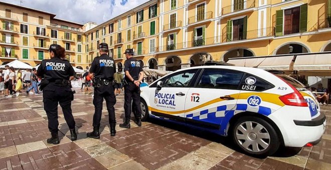 Quince policías locales procesados por la mafia de Palma patrullan la ciudad con sus armas y uniformes