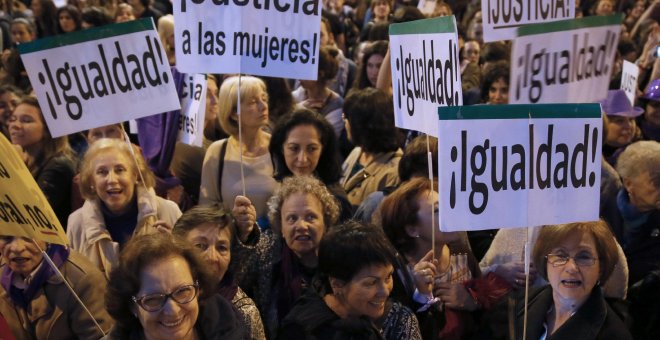 Las mujeres empleadas en el sector servicios ganaron 5.784 euros menos al año que los hombres